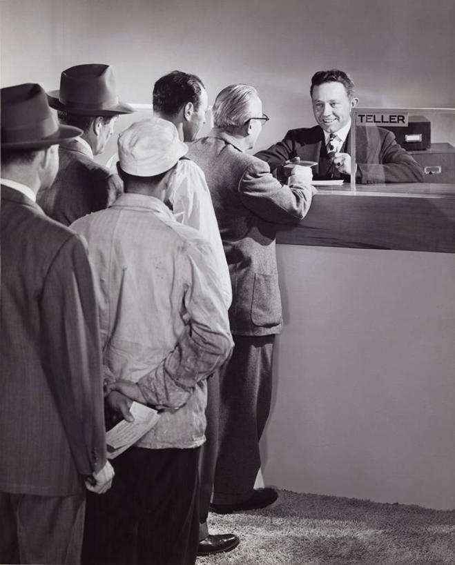 西方人,成年人,中年人,老年人,脸,头,脸颊,手,肩,关节,人群,病人,银行,微笑,竖图,室内,白天,商务,欧洲,欧洲人,一排,正装,整齐,工作,列队,听,休闲装,肩膀,排列,背面,排队,收银员,储蓄,金融,工业,人体,摄影,放置,付款,队列,等,合伙,背手,信任,老年男性,男人,男性,白种人,头部,脸部,脸蛋,面部,说话,彩图,星期五