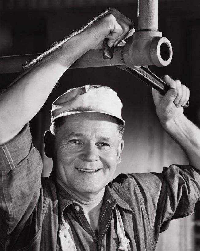 西方人,成年人,中年人,老年人,脸,头,脸颊,肩,关节,一个人,家庭,微笑,竖图,室内,衬衫,建材,装修,帽子,金属制品,欧洲,欧洲人,仅一个男性,工作,金属,工具,管子,休闲装,管道,肩膀,职业,温暖,温馨,一家人,钢管,卷起,人体,摄影,修理,和睦,袖子,肖像,建筑材料,扳钳,技能,活动扳手,老年男性,男人,中年男性,白种人,头部,脸部,脸蛋,面部,管道工,彩图,融洽,输油管道,改进