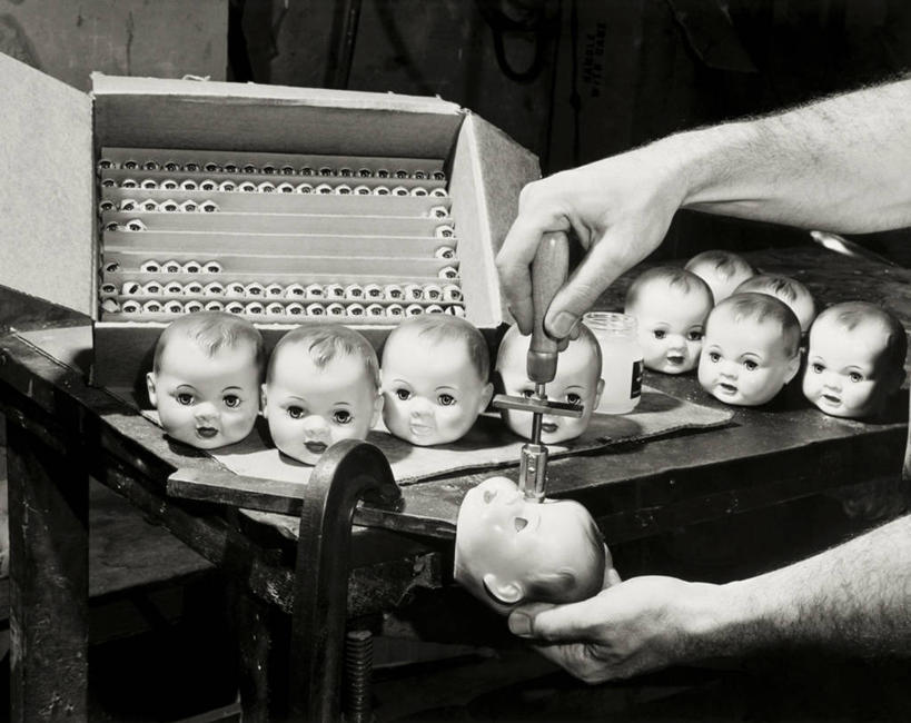 成年人,手,一个人,建筑工人,工厂,横图,室内,特写,重复,桌子,玩具,仅一个男性,工作,娃娃,设备,盒子,物品,工人,职业,工业,人体,摄影,部分,制造,放入,夹钳,担心,男人,员工,彩图,匠人,劳动者,体力工,工业机械