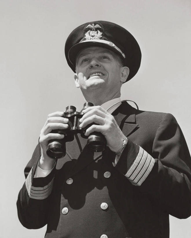 西方人,成年人,中年人,老年人,一个人,水手,微笑,竖图,室外,白天,仰视,旅途,欧洲,欧洲人,仅一个男性,阴影,向上看,职业,思考,鸭舌帽,运输,角度,摄影,指导,准确,军服,双筒望远镜,船长,老年男性,男人,中年男性,白种人,半身,彩图,低角度拍摄