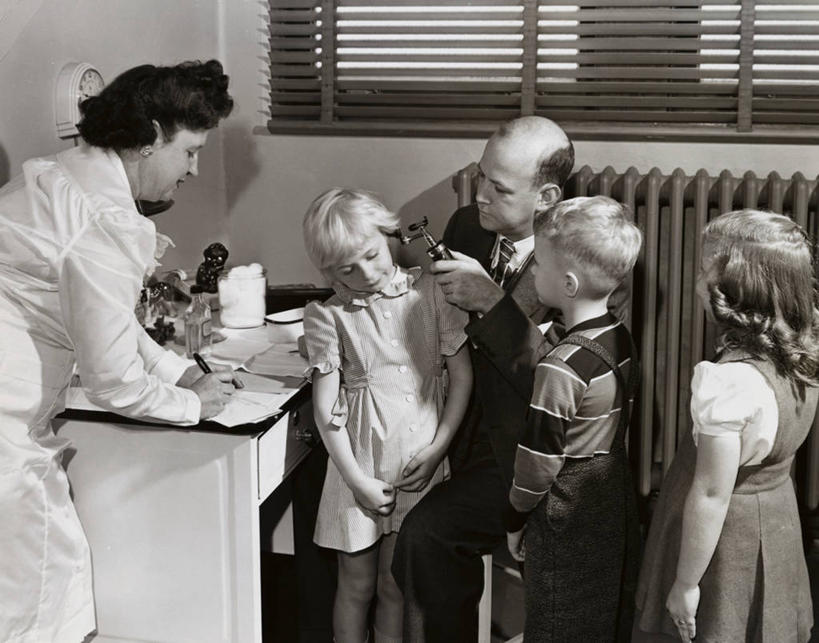 西方人,儿童,成年人,中年人,老年人,人群,医生,病人,护士,坐,横图,室内,纯洁,窗户,桌子,欧洲,欧洲人,五个人,弯腰,写,正装,检查,纸,休闲装,水笔,小孩,百叶帘,可爱,童年,童趣,服务,摄影,年龄,白衣天使,等,童真,烂漫,无邪,耳镜,技能,天真,老年男性,老年女性,男孩,男人,女孩,女人,中年女性,白种人,孩子,彩图