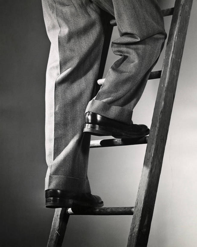成年人,臀部,一个人,商务人士,商务男性,攀登,竖图,室内,衬衫,商务,成功,鞋子,仅一个男性,套装,裤子,梯子,背面,平衡,摄影,上升,成就,商务装,横截面,工薪阶层,前锋,晋升,想法,男人,白领,上班族,彩图,衬衣,动机