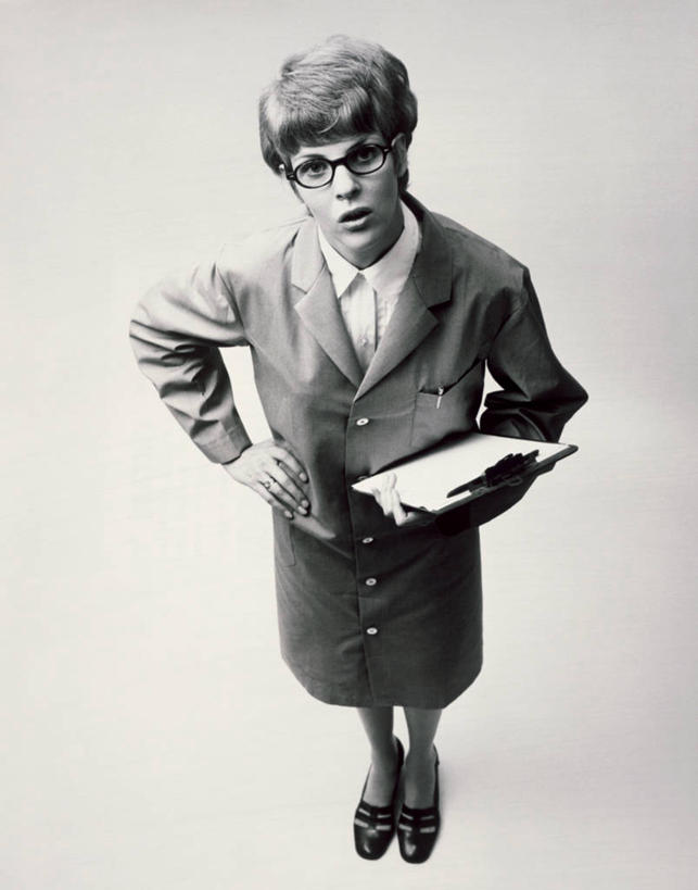 西方人,成年人,中年人,老年人,手,头发,一个人,科学家,竖图,俯视,室内,智慧,数据,欧洲,欧洲人,仅一个女性,研究,科学,化学,眼镜,纸,实验室,外套,水笔,叉腰,思考,人体,愤怒,角度,摄影,矮,写字板,肖像,实验服,进展,女人,白种人,彩图,高角度拍摄,短发