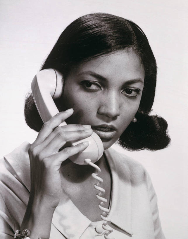 成年人,脸,头,脸颊,肩,关节,一个人,打电话,竖图,室内,特写,通讯,技术,仅一个年轻女性,仅一个女性,仅一个人,阴影,联系,听,注视,肩膀,观察,看,斜视,人体,摄影,观看,悲伤,疑惑,察看,伤心,难过,鄙视,关注,质疑,藐视,讽刺,蔑视,嘲笑,悲哀,哀痛,悲戚,悲痛,猜忌,猜疑,担心,听筒,年轻女性,女人,女性,非洲人,年轻人,头部,发型,脸部,脸蛋,面部,电话机,座机,说话,彩图,疑心,怀疑