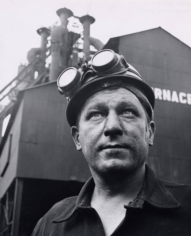 西方人,成年人,中年人,老年人,脸,头,脸颊,肩,关节,一个人,工厂,竖图,室外,特写,白天,仰视,工作服,衬衫,制服,安全,信心,建筑业,欧洲,欧洲人,仅一个男性,仅一个人,仅一个中年男性,钢铁,防护,休闲装,衣领,肩膀,工人,安全帽,打开,职业,工业,人体,角度,摄影,建造,保护,开启,决心,肖像,防护镜,保险,防护服,磨坊,保全,周全,安稳,安定,工作制服,技能,平安,老年男性,男人,男性,中年男性,白种人,头部,脸部,脸蛋,面部,员工,彩图,低角度拍摄,工作套服,匠人,劳动者,体力工,开领,钢厂