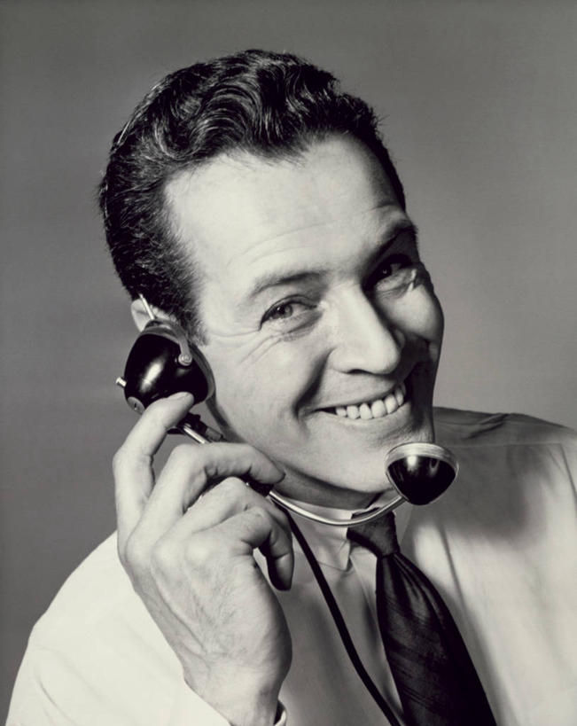 西方人,成年人,中年人,老年人,脸,头,脸颊,肩,关节,一个人,商务人士,商务男性,打电话,微笑,竖图,室内,特写,衬衫,商务,通讯,信心,欧洲,欧洲人,仅一个男性,套装,领带,古典,联系,顾客,肩膀,耳麦,服务,人体,摄影,肖像,商务装,工薪阶层,老年男性,男人,中年男性,白种人,头部,脸部,脸蛋,面部,白领,上班族,电话机,彩图,衬衣,客户服务代表