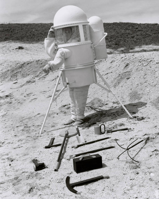 成年人,一个人,宇航员,竖图,室外,白天,探险,自由,车站,仅一个男性,仅一个人,套装,工作,科学,空间站,太空,锤子,工具,沙子,地平线,地形,陆地,辽阔,地面,古典,靴子,仅一个年轻男性,天空,自然,广阔,工具箱,探索,摄影,一望无际,太空服,延伸,发展,科学实验,天文学,鹤嘴斧,天地相交,英雄,无边无际,一马平川,扳钳,活动扳手,冒险,男人,男性,年轻男性,年轻人,彩图,航天任务,空间探索,斧