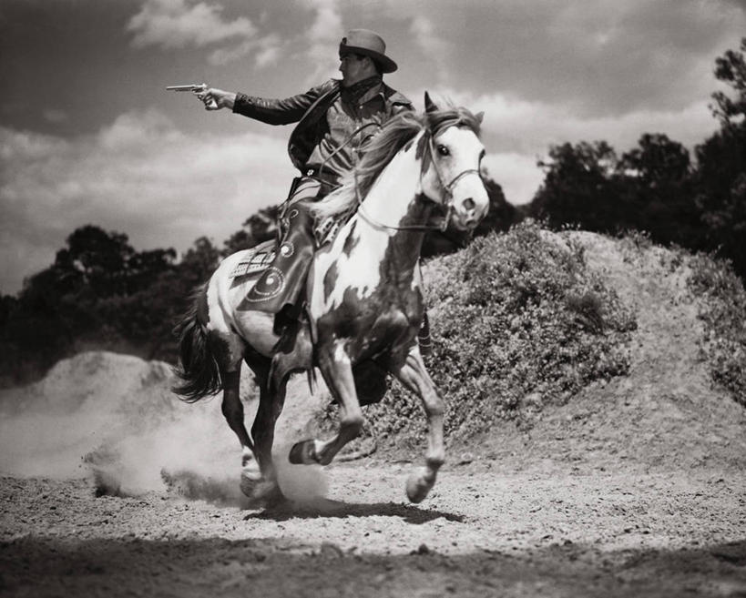 西方人,成年人,一个人,牛仔,坐,跑,横图,室外,白天,侧面,射击,马,帽子,欧洲,欧洲人,仅一个男性,仅一个人,骑马,追赶,云,古典,注视,休闲装,树,仅一个年轻男性,骑,天空,动物,观察,看,牛仔帽,武器,斜视,摄影,手枪,观看,保护,灰尘,察看,暴力,鄙视,关注,瞄准,防守,美国文化,皮套裤,藐视,讽刺,蔑视,嘲笑,危险,男人,男性,年轻男性,白种人,美国人,年轻人,彩图