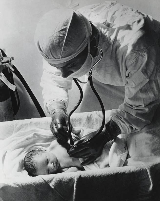 西方人,婴儿,儿童,成年人,中年人,老年人,两个人,医生,医院,竖图,室内,工作服,制服,纯洁,安全,欧洲,欧洲人,弯腰,检查,分离,防护,过滤,听,分开,注视,小孩,口罩,手套,听诊器,观察,看,隔断,鸭舌帽,可爱,服务,遮掩,摄影,活泼,生活方式,观看,婴儿床,保护,隔离,察看,卫生,掩盖,遮挡,关注,面罩,净化,宝宝,间隔,保险,听诊,预防,医疗工具,纯真,烂漫,无邪,遮盖,防尘,手术帽,保全,周全,安稳,安定,防护手套,掩饰,断绝,隔开,屏蔽,屏绝,远离,中断,阻遏,阻隔,工作制服,技能,开端,手术器械,伶俐,平安,天真,老年男性,男孩,男人,白种人,孩子,睡觉,彩图,工作套服,手术衣