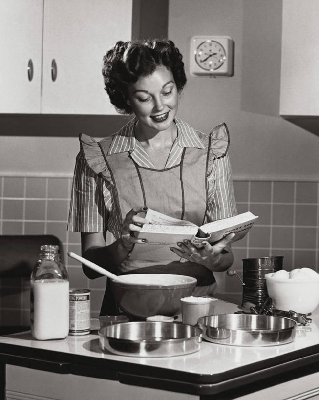 牛奶,西方人,成年人,中年人,老年人,头发,一个人,家庭,微笑,竖图,室内,快乐,幸福,厨房,柜子,桌子,欧洲,欧洲人,仅一个女性,准备,时间,围裙,鸡蛋,面粉,食品,面粉筛,注视,休闲装,锅,饮食,盘子,牛奶瓶,瓶子,汤匙,碗,观察,看,温暖,温馨,一家人,读书,摄影,生活方式,观看,家庭妇女,矮,部分,和睦,察看,知识,关注,食谱,女人,白种人,钟,烹调,半身,彩图,融洽,短发,蛋糕