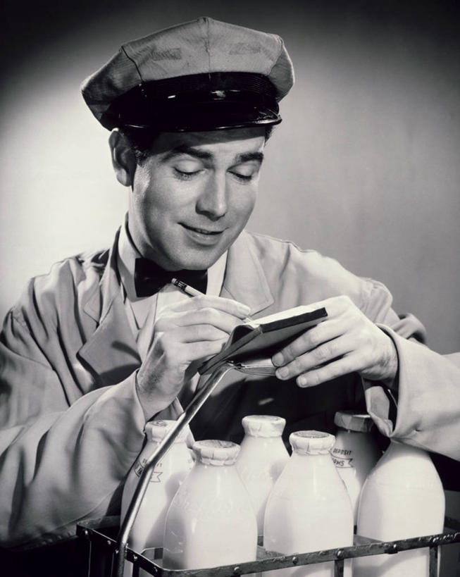 牛奶,西方人,成年人,中年人,脸,头,脸颊,肩,关节,一个人,微笑,竖图,室内,特写,商务,欧洲,欧洲人,仅一个男性,仅一个人,仅一个中年男性,写,正装,领结,食品,注视,饮食,肩膀,饮料,笔记本,牛奶瓶,瓶子,铅笔,观察,看,职业,服务,人体,摄影,观看,察看,关注,男人,男性,中年男性,白种人,头部,脸部,脸蛋,面部,送奶员,彩图