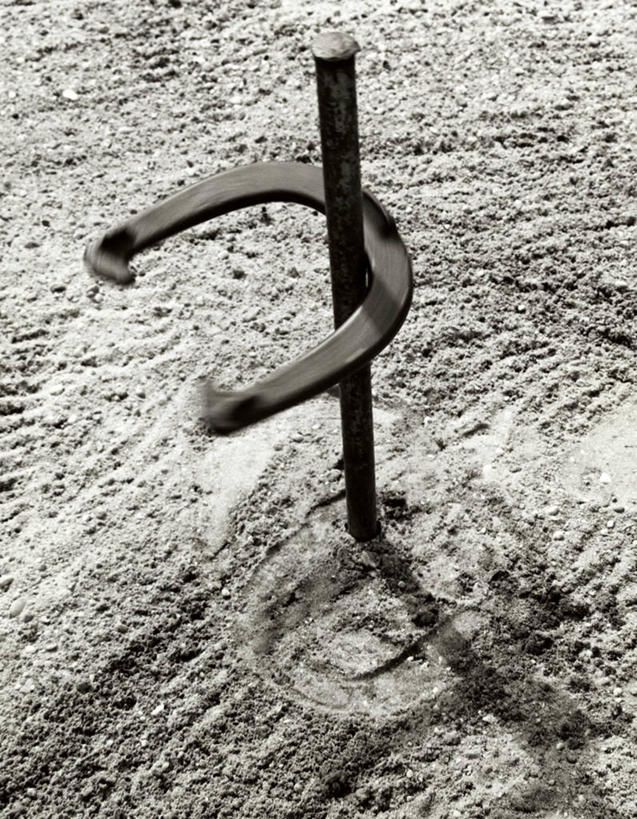 无人,竖图,俯视,室外,白天,满意,运气,成功,运动,竞争,金属制品,铁,金属,两个,木桩,靶子,角度,摄影,准确,马蹄铁,技能,获胜,彩图,高角度拍摄