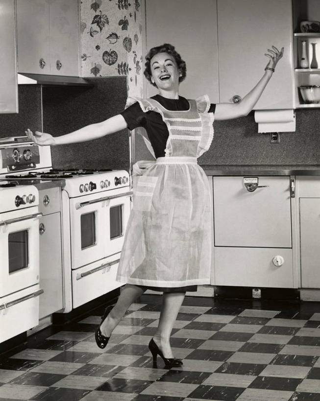 西方人,成年人,中年人,老年人,腿,头发,一个人,家庭,举,笑,竖图,室内,家务,快乐,满意,欣喜若狂,幸福,壁纸,厨房,地板,柜子,抽屉,欧洲,欧洲人,仅一个女性,伸展,瓷砖,围裙,灶台,休闲装,托,温暖,温馨,一家人,伸手,人体,摄影,生活方式,砖地,矮,幽默,和睦,女人,白种人,手臂,举起,举手,举着,向上举,向上伸,向上托,张开手臂,彩图,舞蹈,融洽,短发,例行公事