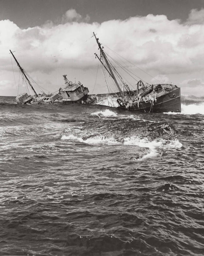 无人,竖图,室外,白天,失败,旅途,海洋,水,雾,船,客轮,乘客,云,天空,波浪,运输,摄影,奋斗,客船,主题,保险,问题,海难,结束,沉没,美术工艺,危险,彩图,旅行,损失