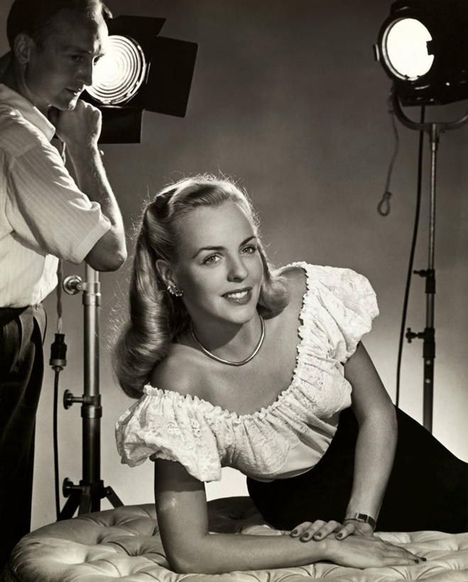 西方人,儿童,少年,成年人,中年人,老年人,头发,一个人,两个人,摄影师,微笑,竖图,室内,时尚,幸福,纯洁,项链,欧洲,欧洲人,仅一个年轻女性,仅一个女性,仅一个人,光,休闲装,设备,物品,小孩,拍照,靠,靠着,可爱,童年,童趣,工业,人体,摄影,电灯,生活方式,电,腕表,照明设备,都市风光,主题,童真,烂漫,无邪,时装模特,天真,老年男性,男人,年轻女性,女孩,女人,女性,中年男性,白种人,孩子,长发,彩图,魅力,幕后,纺织工业,传媒