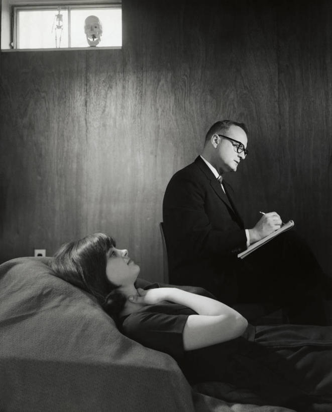 西方人,成年人,中年人,老年人,两个人,医生,病人,坐,躺,竖图,室内,床,沙发,欧洲,欧洲人,写,正装,检查,眼镜,二郎腿,水笔,笔记本,休息,生病,人体,摄影,技能,老年男性,男人,年轻女性,女人,白种人,年轻人,仰卧,彩图,精神疾病