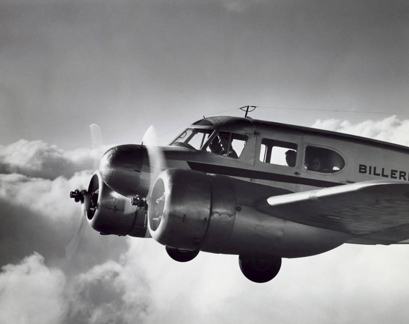 人群,双胞胎,飞行员,坐,横图,室外,白天,仰视,商务,风,飞机,日光,阴影,文字,云,螺旋桨,天空,发动机,运输,角度,摄影,英文字母,部分,飞行器,彩图,低角度拍摄,旅行,赛斯纳飞机公司,商务机