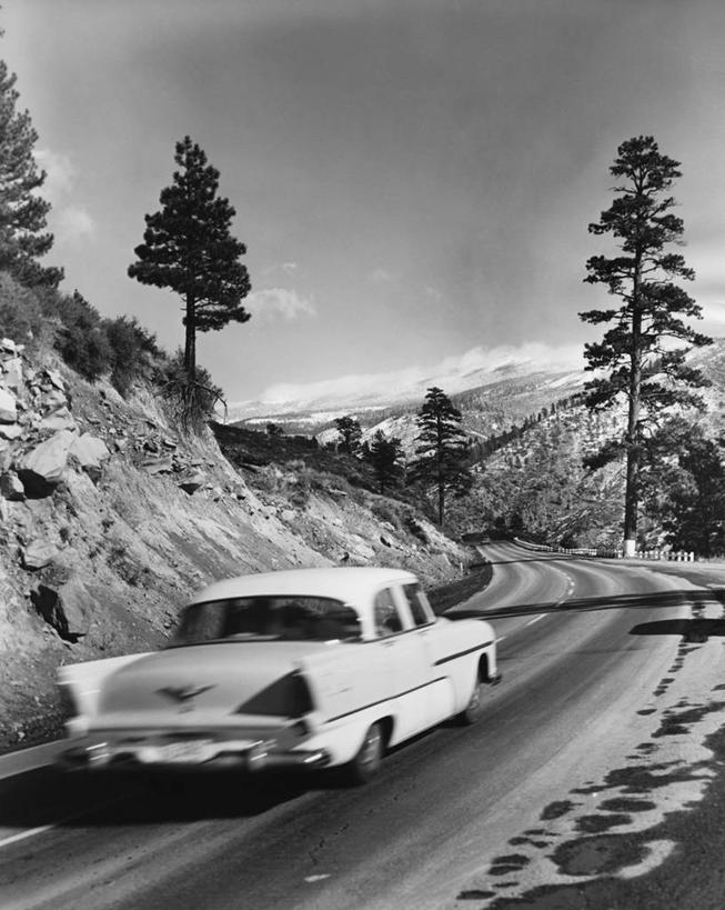 无人,竖图,黑白,室外,白天,运动模糊,山,雪,路,汽车,阴影,篱笆,陆地,云,冬天,古典,车,树,背面,风景,天空,自然,交通工具,运输,摄影,载具,老爷车,前锋