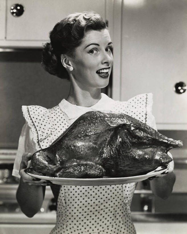 西方人,成年人,头发,一个人,微笑,竖图,室内,特写,家务,幸福,骄傲,厨房,欧洲,欧洲人,仅一个年轻女性,仅一个女性,仅一个人,准备,庆祝,围裙,圆点,斑点,食品,休闲装,饮食,饮料,盘子,摄影,矮,成就,事件,上菜,肖像,健康食物,感恩节,年轻女性,女人,女性,白种人,年轻人,半身,彩图,短发