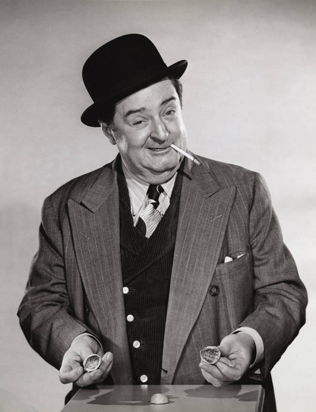 西方人,成年人,中年人,老年人,一个人,吸烟,竖图,室外,白天,赌博,神秘,信心,香烟,帽子,欧洲,欧洲人,仅一个男性,阴影,商品,饮食,手势,艺术家,人体,摄影,出示,技能,老年男性,男人,中年男性,白种人,烟草,半身,彩图,打手势,社会问题,坚果壳