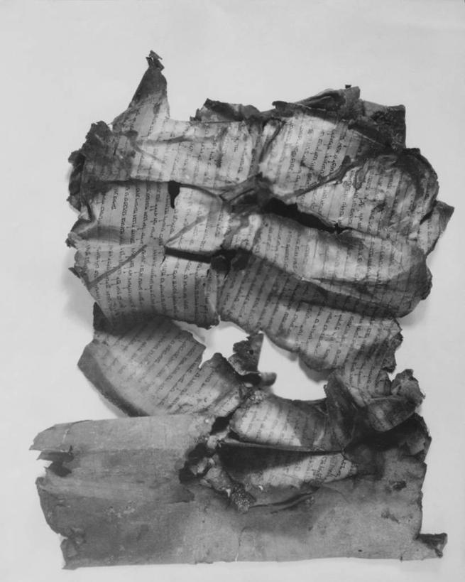 无人,竖图,黑白,插画,白色背景,数码,科技,废弃,阴影,网络,纸,高光,几何,计算机图形,合成,图画,画,手稿,电脑合成图,数码合成图,灰,合成图,销毁,经书,毁灭,漫画,犹太教,希伯来文,写实,具体,具象,羊皮纸,烧毁,死海文书,过去