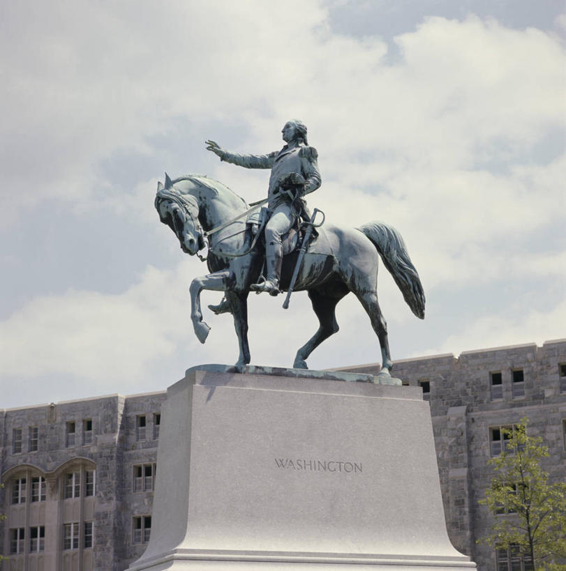 无人,坐,举,竖图,插画,室外,白天,侧面,仰视,数码,科技,马,雕塑,美国,骑马,阴影,艺术,装饰,网络,标志,雕刻,雕像,符号,文字,高光,几何,计算机图形,合成,图画,标识,画,工艺品,托,指导,纪念,英文字母,美术,电脑合成图,数码合成图,权威,领导,北美,北美洲,总统,乔治.华盛顿,合成图,主题,美洲,军服,漫画,陈列,西点,纽约州,帝国之州,帝国州,乔治华盛顿,写实,具体,具象,功能,美学,北亚美利加洲,亚美利加洲,军事家,政治家,性别符号,开国总统,美国总统,奥兰治县,美国西点军事学院,西点军校,把握,举起,举手,举着,向上举,向上伸,向上托,彩图,低角度拍摄,大学,美利坚合众国,男性符号,过去,掌控
