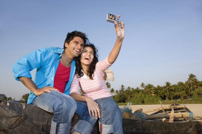 划艇,成年人,两个人,夫妻,坐,笑,微笑,露齿笑,横图,室外,白天,仰视,爱情,度假,快乐,幸福,技术,棕榈树,印度,连接,沙子,浪漫,拿着,牛仔裤,休闲装,相视,拍照,数码相机,向上看,面对面,恩爱,搭,自拍,恋人,摄影,对视,互视,搭着,记忆,相对,万里无云,相看,马哈拉施特拉邦,孟买,异性恋,无忧无虑,年轻男性,年轻女性,印度人,年轻人,夫妇,情侣,海滩,彩图,低角度拍摄,爱,伴侣,美人,卷边裤