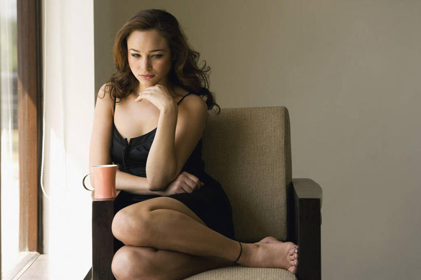 成年人,一个人,坐,横图,室内,白天,正面,信心,印度,仅一个年轻女性,仅一个女性,仅一个人,撑,喝,首都,托腮,注视,饮食,马克杯,观察,看,托,赤脚,放松,摄影,观看,察看,高雅,扶手椅,关注,托下巴,肖像,新德里,年轻女性,女人,女性,年轻人,长发,休闲活动,彩图,美人,独处