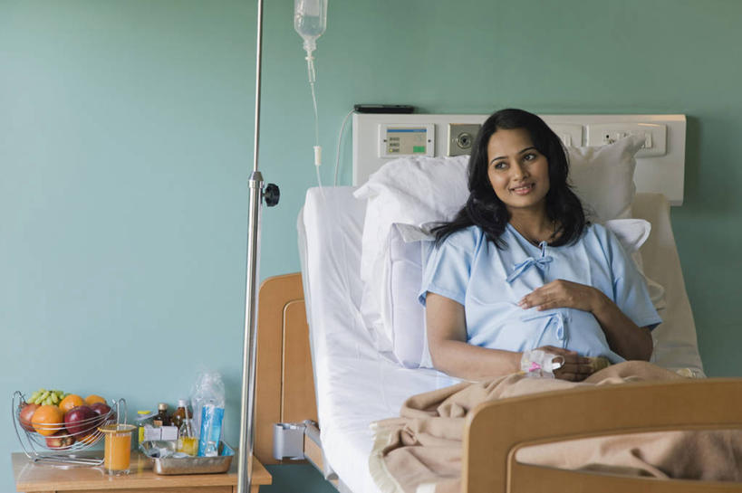 成年人,中年人,头发,一个人,医院,坐,微笑,横图,室内,白天,正面,快乐,幸福,床,印度,仅一个女性,仅一个人,毯子,首都,注视,黑色,观察,看,仅一个中年女性,思考,怀孕,摄影,观看,察看,卫生,关注,肖像,手术服,静脉滴注,新德里,女人,女性,中年女性,印度人,长发,直发,触摸,彩图