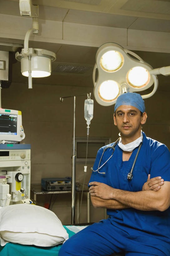 成年人,中年人,一个人,医院,坐,双手交叉,竖图,室内,正面,信心,印度,仅一个男性,仅一个人,仅一个中年男性,分离,首都,过滤,分开,蓝色,口罩,听诊器,思考,隔断,遮掩,摄影,隔离,手术,卫生,手术室,手术灯,掩盖,双手抱胸,遮挡,净化,肖像,间隔,预防,手术台,遮盖,防尘,外科医生,手术帽,新德里,掩饰,断绝,隔开,屏蔽,屏绝,远离,中断,阻遏,阻隔,技能,男人,男性,中年男性,印度人,彩图,手术衣