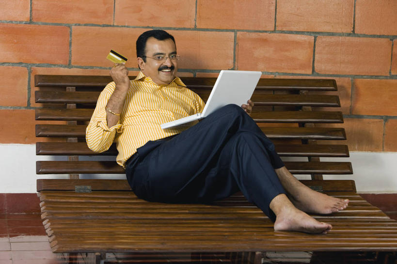 成年人,中年人,老年人,头发,一个人,坐,笑,微笑,露齿笑,横图,室外,白天,正面,衬衫,快乐,通讯,幸福,信心,信用卡,笔记本电脑,技术,印度,仅一个男性,仅一个人,仅一个中年男性,敲打,长椅,联系,二郎腿,输入,黑色,打字,赤脚,乐趣,摄影,点击,敲击,享乐,肖像,网上银行,无线电技术,泰米尔纳德邦,金奈,无忧无虑,按键,男人,男性,中年男性,印度人,小胡子,电子商务,彩图,短发