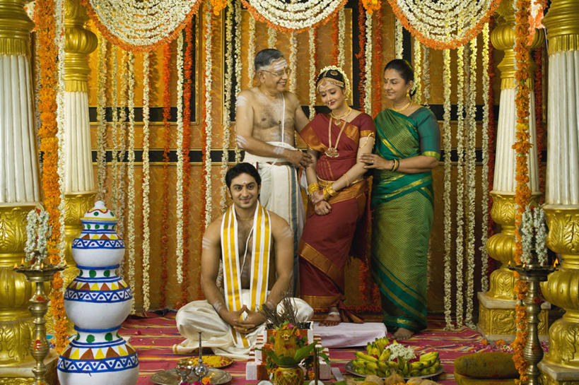 成年人,中年人,老年人,四个人,夫妻,新娘,新郎,站,微笑,横图,室内,爱情,婚礼,幸福,珠宝,印度,庆祝,装饰,并排,花环,首都,浪漫,裸露,恩爱,恋人,摄影,享乐,肖像,裸,花童,印度文化,纱丽,新德里,小傧相,异性恋,老年男性,老年女性,男人,男性,年轻男性,年轻女性,印度人,年轻人,夫妇,情侣,盘着腿坐,彩图,传统服装,爱,伴侣