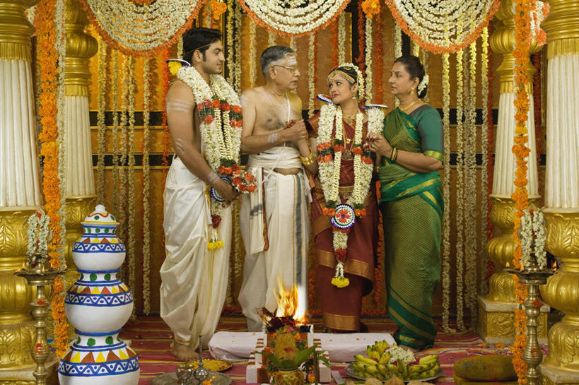 成年人,中年人,老年人,四个人,夫妻,新娘,新郎,站,横图,室内,爱情,婚礼,幸福,印度,庆祝,装饰,并排,花环,火焰,首都,浪漫,裸露,花束,恩爱,恋人,摄影,享乐,裸,花童,印度文化,纱丽,新德里,小傧相,异性恋,老年男性,老年女性,男人,男性,年轻男性,年轻女性,印度人,年轻人,夫妇,情侣,手牵手,彩图,传统服装,爱,伴侣