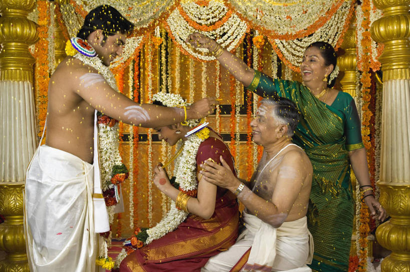 成年人,中年人,老年人,四个人,夫妻,丈夫,妻子,新娘,新郎,站,坐,微笑,横图,室内,侧面,爱情,婚礼,幸福,项链,印度,庆祝,花环,首都,浪漫,裸露,恩爱,恋人,摄影,享乐,裸,花童,印度文化,纱丽,新德里,小傧相,五彩纸屑,老年男性,老年女性,男人,男性,年轻男性,年轻女性,女性,印度人,年轻人,夫妇,情侣,扔,彩图,传统服装,爱,伴侣