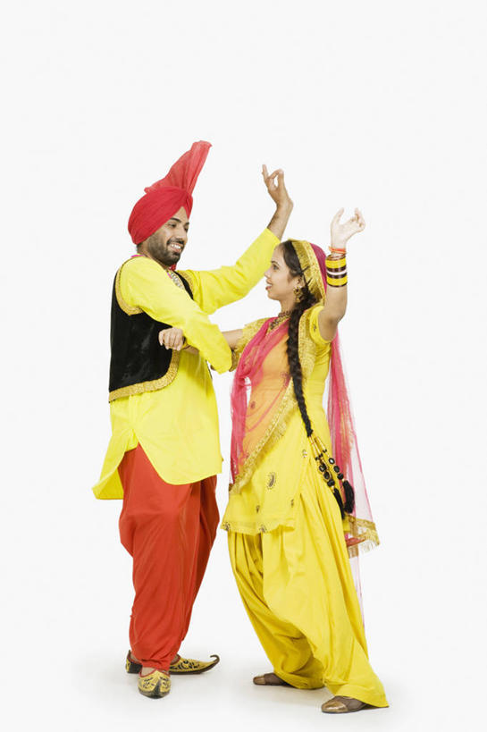成年人,两个人,站,微笑,竖图,彩色,白色背景,侧面,快乐,表演,头饰,表演者,手势,面对面,摄影,五颜六色,幽默,色彩斑斓,肖像,五彩缤纷,印度文化,纱丽,五彩斑斓,五光十色,年轻男性,年轻女性,印度人,年轻人,彩图,影棚拍摄,传统服装,舞蹈,打手势,传统文化,宝莱坞