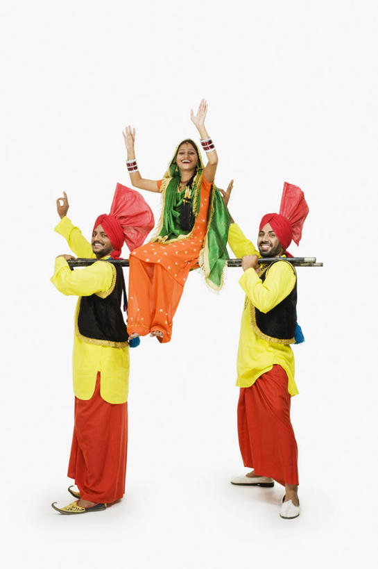 成年人,三个人,站,举,微笑,竖图,彩色,白色背景,侧面,快乐,表演,头饰,表演者,手势,托,人体,摄影,五颜六色,幽默,色彩斑斓,运送,肖像,五彩缤纷,印度文化,纱丽,五彩斑斓,四肢,五光十色,年轻男性,年轻女性,印度人,年轻人,手臂,举起,举手,举着,向上举,向上伸,向上托,彩图,影棚拍摄,传统服装,舞蹈,打手势,传统文化,宝莱坞