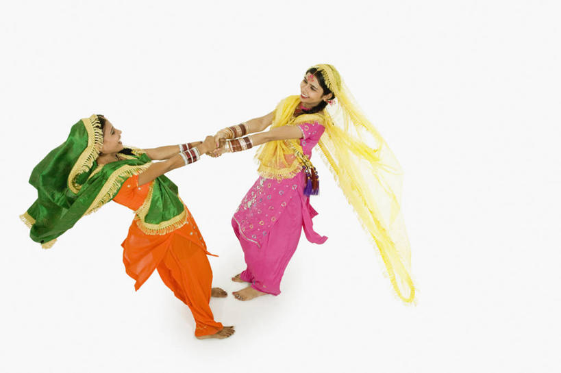 成年人,一个人,两个人,微笑,横图,俯视,彩色,白色背景,快乐,仅一个年轻女性,仅一个女性,仅一个人,表演,头巾,头饰,表演者,发饰,手势,赤脚,摄影,五颜六色,幽默,色彩斑斓,肖像,五彩缤纷,印度文化,纱丽,五彩斑斓,五光十色,年轻女性,女人,女性,印度人,年轻人,手牵手,彩图,高角度拍摄,影棚拍摄,传统服装,舞蹈,打手势,传统文化,宝莱坞