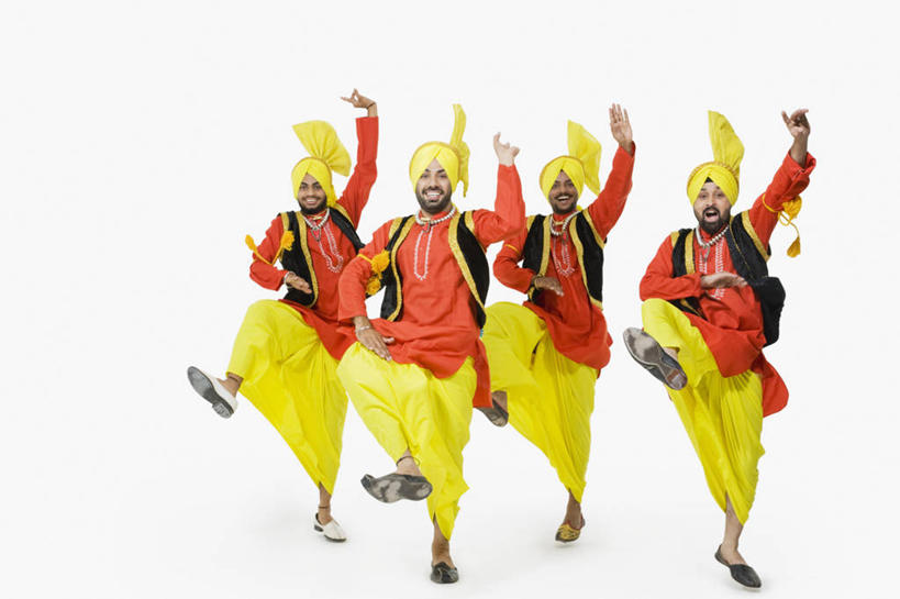 成年人,中年人,胡须,四个人,站,举,笑,微笑,露齿笑,横图,彩色,白色背景,快乐,表演,并排,头饰,表演者,刺激,手势,托,人体,摄影,五颜六色,幽默,色彩斑斓,肖像,五彩缤纷,印度文化,五彩斑斓,四肢,五光十色,年轻男性,中年男性,印度人,年轻人,手臂,胡子,络腮胡,小胡子,举起,举手,举着,向上举,向上伸,向上托,彩图,影棚拍摄,传统服装,舞蹈,打手势,传统文化,宝莱坞