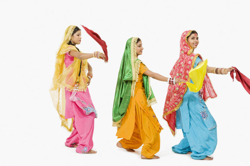 成年人,一个人,三个人,站,微笑,横图,彩色,白色背景,侧面,快乐,仅一个年轻女性,仅一个女性,仅一个人,表演,并排,头巾,头饰,拿着,表演者,发饰,手势,赤脚,摄影,五颜六色,幽默,色彩斑斓,五彩缤纷,印度文化,纱丽,五彩斑斓,五光十色,年轻女性,女人,女性,印度人,年轻人,彩图,影棚拍摄,传统服装,舞蹈,打手势,传统文化,美人,宝莱坞