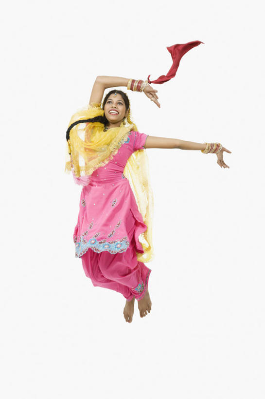 成年人,一个人,跳,举,微笑,竖图,彩色,白色背景,快乐,仅一个年轻女性,仅一个女性,仅一个人,表演,头饰,半空,拿着,表演者,粉色,围巾,手势,托,赤脚,人体,摄影,五颜六色,幽默,色彩斑斓,肖像,五彩缤纷,印度文化,纱丽,五彩斑斓,四肢,五光十色,年轻女性,女人,女性,印度人,年轻人,手臂,举起,举手,举着,向上举,向上伸,向上托,彩图,影棚拍摄,传统服装,舞蹈,打手势,传统文化,美人,宝莱坞