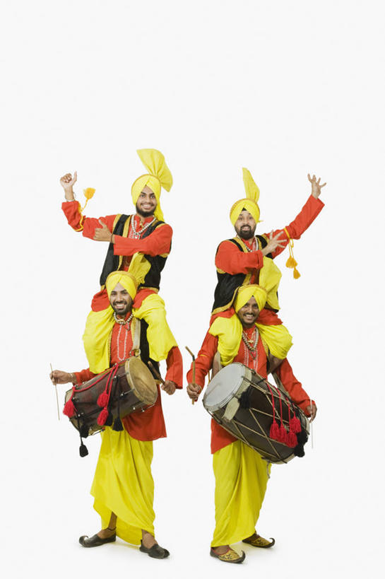 成年人,中年人,背,胡须,四个人,站,举,笑,微笑,露齿笑,竖图,彩色,白色背景,快乐,表演,头饰,鼓,乐器,音乐,表演者,背着,手势,托,人体,摄影,五颜六色,幽默,色彩斑斓,肖像,五彩缤纷,音乐人,印度文化,五彩斑斓,背负,四肢,五光十色,年轻男性,中年男性,印度人,年轻人,手臂,胡子,络腮胡,小胡子,举起,举手,举着,向上举,向上伸,向上托,彩图,影棚拍摄,传统服装,舞蹈,打手势,传统文化,宝莱坞