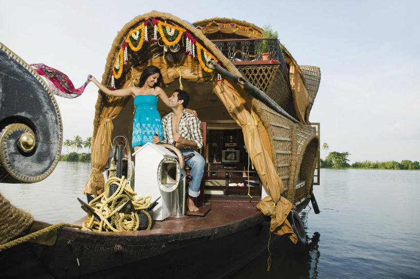 成年人,两个人,夫妻,微笑,横图,室外,白天,爱情,旅游,度假,快乐,幸福,湖,河流,印度,亚洲,行人,游客,游人,浪漫,路人,旅客,赤脚,恩爱,放松,运输,恋人,摄影,生活方式,航海,甲板,舵,享乐,南亚,喀拉拉邦,印度共和国,异性恋,过客,喀拉拉,无忧无虑,年轻男性,年轻女性,印度人,年轻人,夫妇,情侣,休闲活动,拥抱,彩图,伴侣,船屋