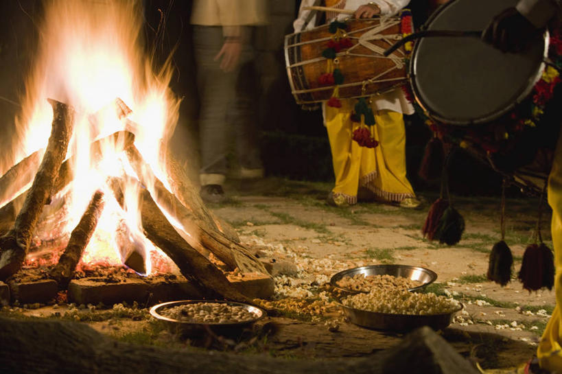 成年人,三个人,横图,室外,夜晚,印度,表演,庆祝,火焰,鼓,首都,燃烧,音乐,摄影,音乐人,印度文化,新德里,年轻男性,年轻女性,印度人,年轻人,彩图,传统服装,营火,传统文化,传统节日