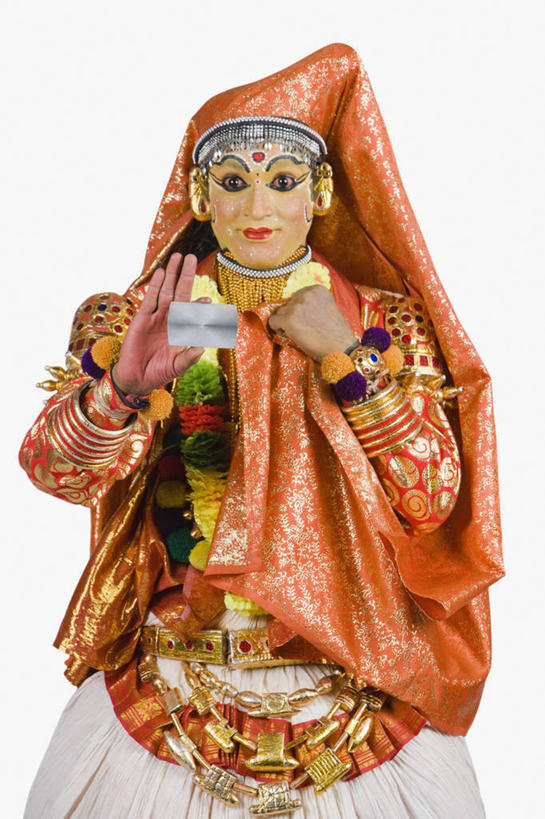 成年人,一个人,舞台,站,竖图,白色背景,正面,信用卡,消费,印度,仅一个男性,仅一个人,头饰,拿着,表演者,仅一个年轻男性,彩妆,金融,摄影,肖像,古典风格,演出服,印度文化,喀拉拉邦,卡塔卡利舞,男人,男性,年轻男性,印度人,年轻人,彩图,影棚拍摄,传统服装,传统文化,舞台妆