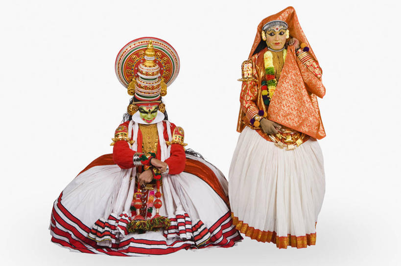 成年人,一个人,两个人,舞台,站,横图,白色背景,印度,仅一个男性,仅一个人,弯腰,头饰,表演者,仅一个年轻男性,彩妆,手势,赤脚,摄影,肖像,古典风格,演出服,印度文化,喀拉拉邦,卡塔卡利舞,男人,男性,年轻男性,印度人,年轻人,彩图,影棚拍摄,传统服装,舞蹈,打手势,传统文化,舞台妆