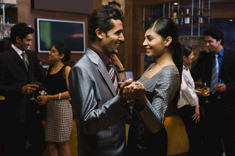 成年人,头发,微笑,横图,室内,幸福,吧台,印度,表演,套装,庆祝,黑色,面对面,摄影,哈里亚纳邦,年轻男性,年轻女性,印度人,年轻人,拳头,休闲活动,手牵手,彩图,舞蹈