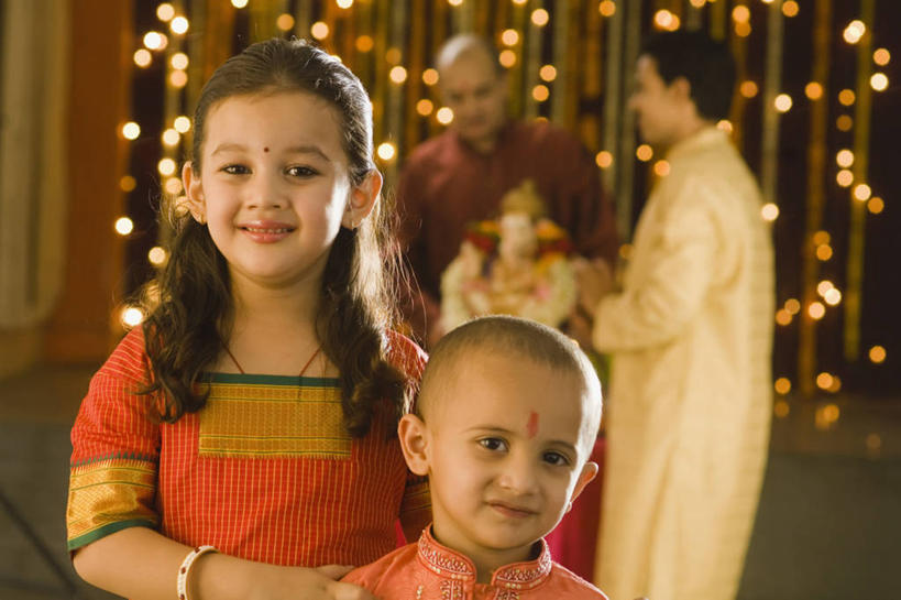 儿童,成年人,中年人,老年人,四个人,兄弟,姐妹,站,横图,室内,白天,正面,快乐,幸福,纯洁,雕塑,印度,勾,挽,节日,装饰,雕像,文化,小孩,饰品,祈祷,健康,可爱,乐趣,童年,童趣,勾着,许愿,摄影,宗教,信仰,纪念,华丽,修饰,祈求,点缀,享乐,挽着,童真,烂漫,无邪,印度文化,印度教,衬托,美观,雅致,雅观,灵性,马哈拉施特拉邦,浦那,象头神,迦尼萨,平安,天真,老年男性,男孩,男性,年轻男性,女孩,女性,印度人,孩子,年轻人,彩图,传统服装,传统文化,美人,毗那也迦,毗那夜迦,象鼻财神,象鼻天,障碍神