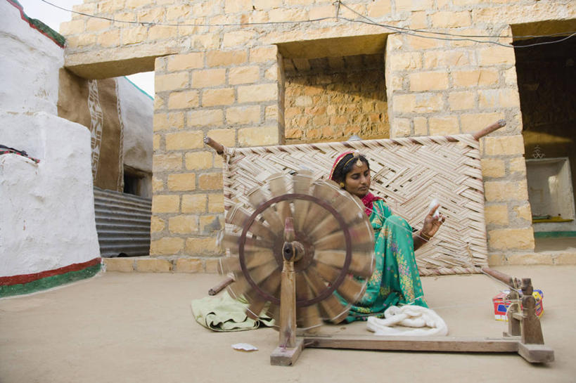 成年人,手,一个人,坐,横图,室外,白天,门,珠宝,印度,仅一个女性,卷曲,编织,缠绕,木制,头巾,头饰,砖,墙,织物,拿着,旋转,线团,纺织,发饰,毛线,职业,人体,摄影,印度文化,纱丽,拉贾斯坦邦,式样,手纺车,印度人,坐着,彩图