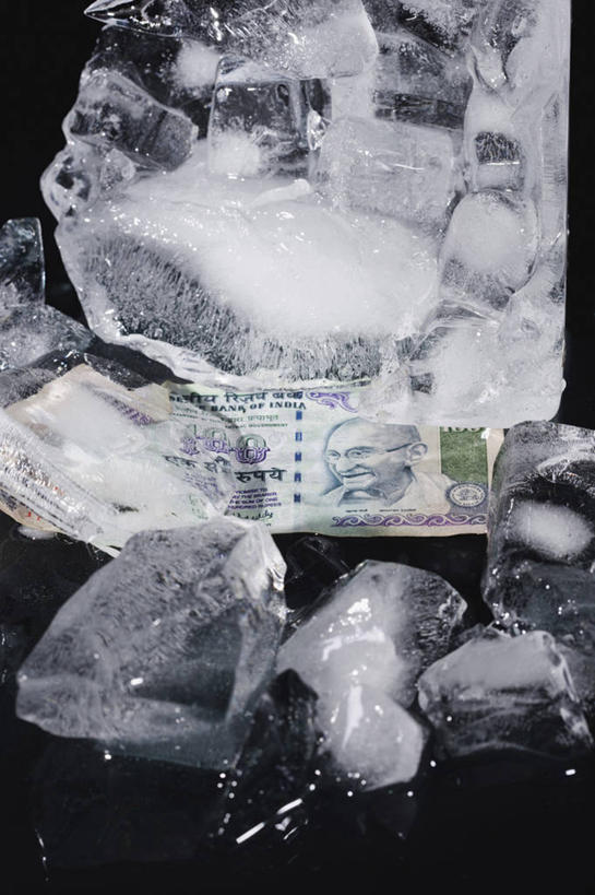 无人,竖图,特写,钱,黑色背景,钱币,冰块,寒冷,储蓄,钞票,金融,纸币,摄影,经济,卢比,流通,纸钞,贸易,印尼货币,想法,货币,现金,彩图,影棚拍摄,印度尼西亚盾,印尼盾