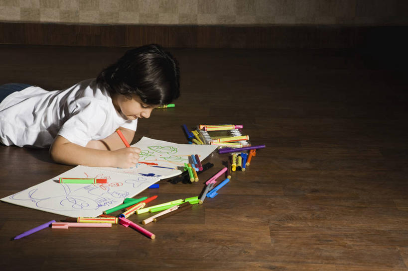 儿童,头发,一个人,横图,室内,白天,侧面,纯洁,建材,地板,建筑,印度,仅一个男性,仅一个人,艺术,材料,木板,木材,纸,地面,首都,教育,T恤,拿着,休闲装,木地板,水笔,木柴,小孩,黑色,趴着,仅一个小孩,放松,可爱,童年,童趣,摄影,建造,木料,创造力,专心,知识,着色,手艺,童真,烂漫,无邪,新德里,硬木,美术工艺,天真,男孩,男人,男性,印度人,孩子,半身,彩图,小学,毡尖笔,男生,小学生